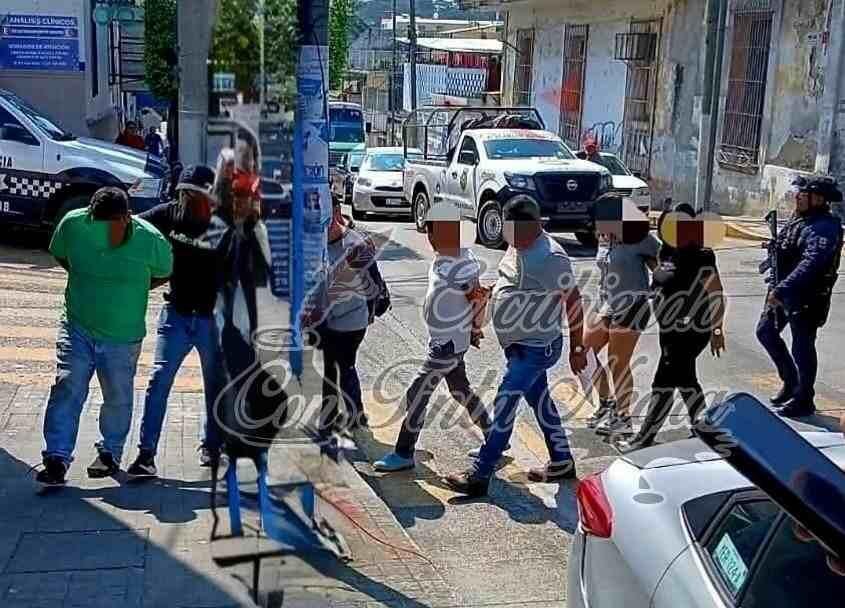DETIENEN A 11 POLICÍAS DE ATOYAC Y CONCENTRAN AL RESTO EN XALAPA
