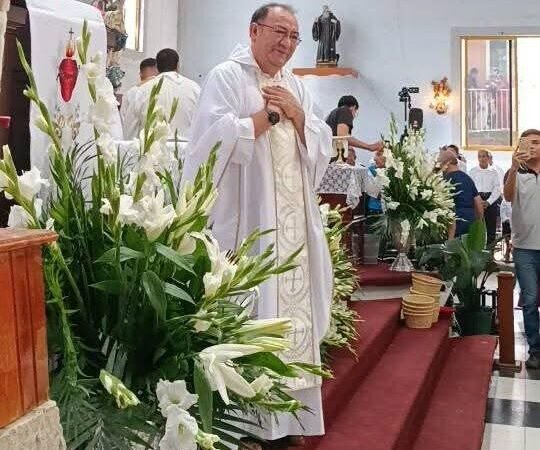 DAN BIENVENIDA AL PADRE CRISOFORO EN COMAPA