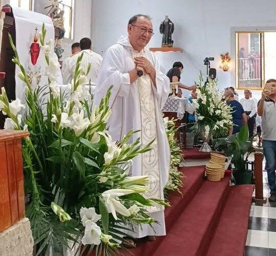 DAN BIENVENIDA AL PADRE CRISOFORO EN COMAPA