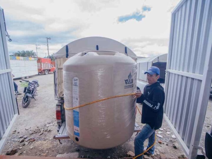 ENTREGAN TINACOS Y CISTERNAS