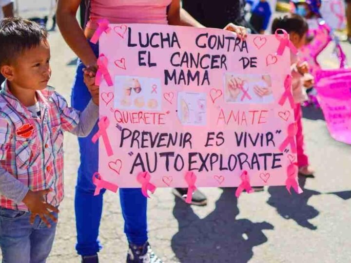 TOMATLÁN SE UNE AL MES ROSA