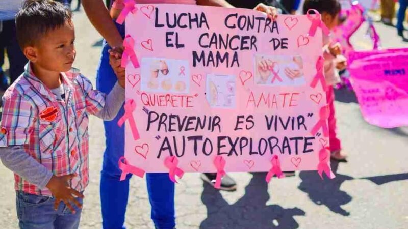 TOMATLÁN SE UNE AL MES ROSA