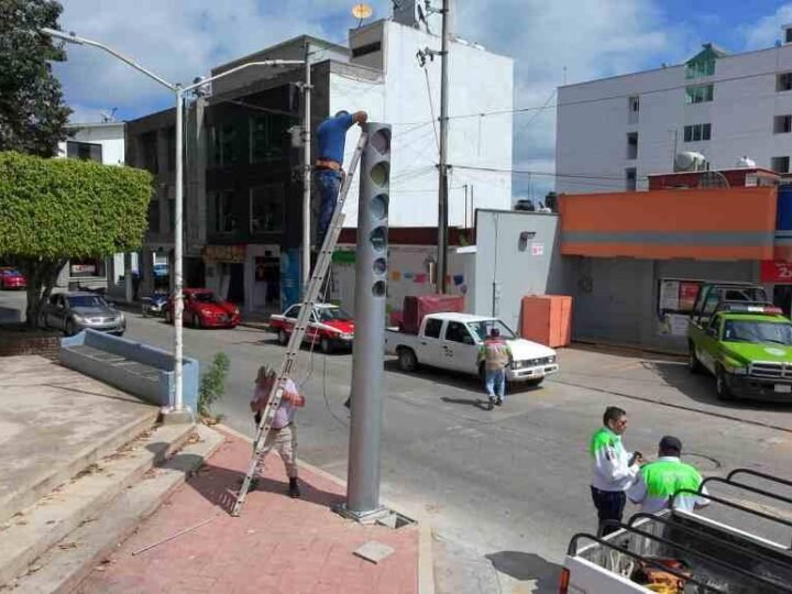INSTALAN NUEVOS SEMÁFOROS EN HUATUSCO