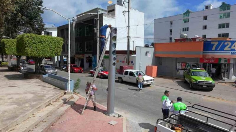 INSTALAN NUEVOS SEMÁFOROS EN HUATUSCO