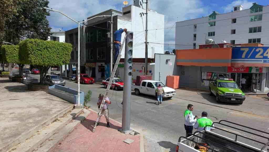 INSTALAN NUEVOS SEMÁFOROS EN HUATUSCO