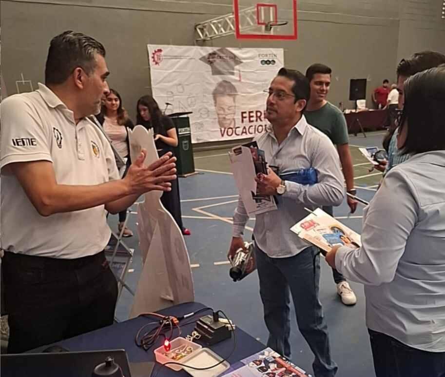 PARTICIPA TECNOLÓGICO DE HUATUSCO EN FERIA PROFESIOGRÁFICA