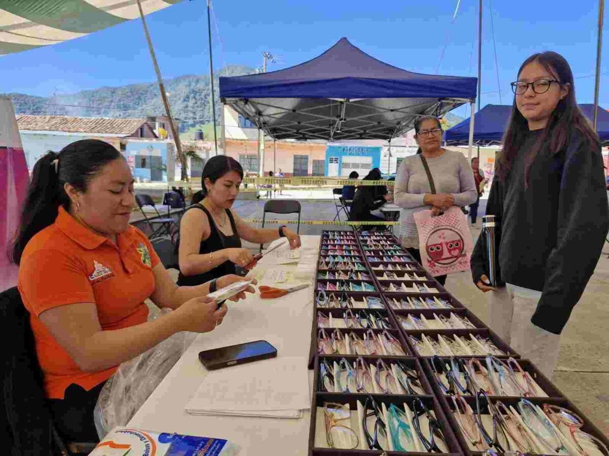 INICIA ENTREGA DE LENTES EN CALCAHUALCO