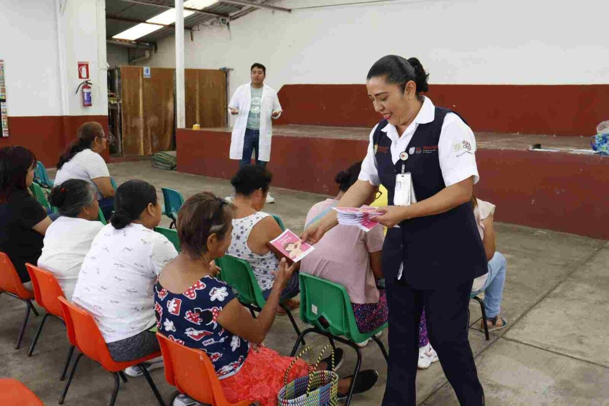 ORIENTAN A ESTUDIANTES SOBRE EL CÁNCER DE MAMA Y CERVICOUTERINO