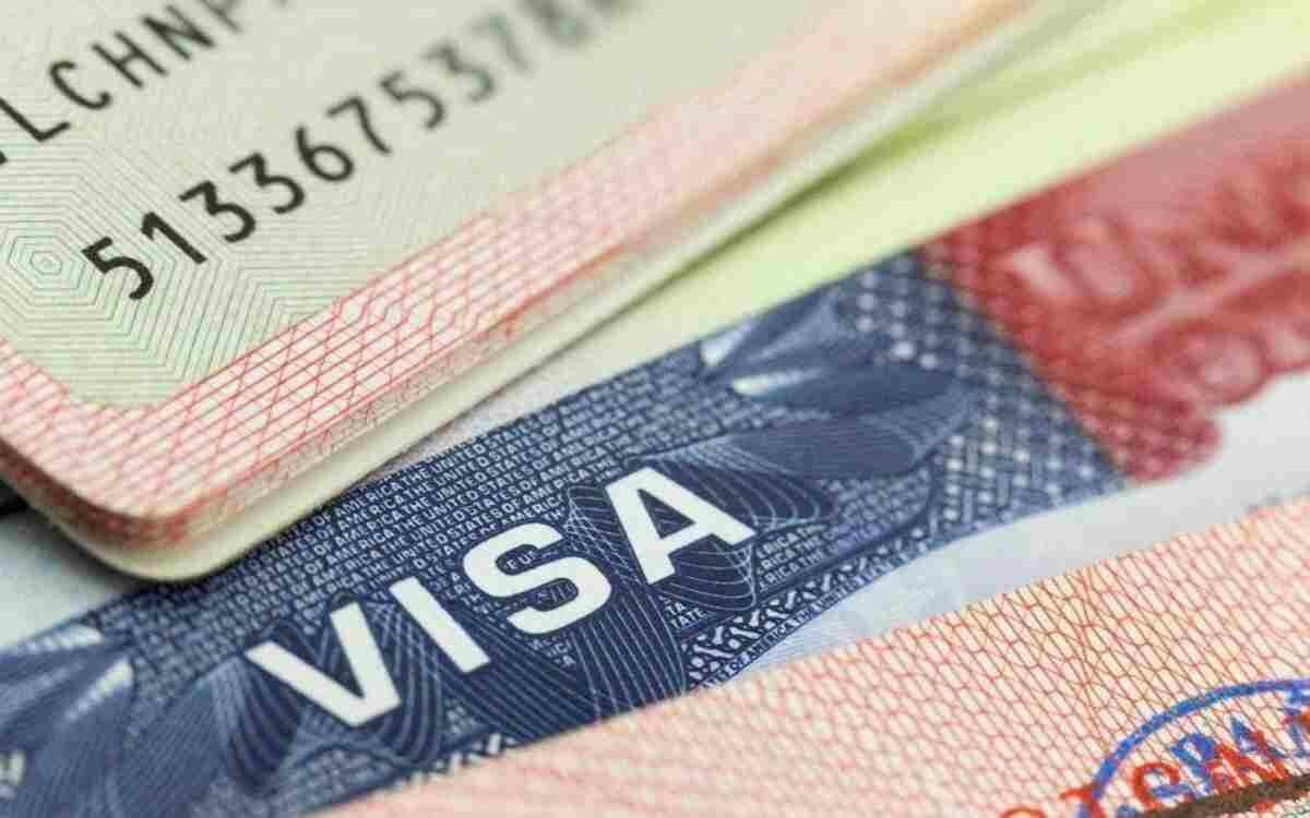 EU QUITA VISAS A 50 POLÍTICOS MEXICANOS