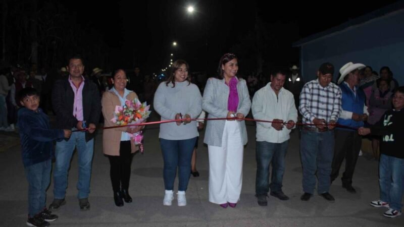 INAUGURA ALCALDESA ALUMBRADO EN ACOMULCO
