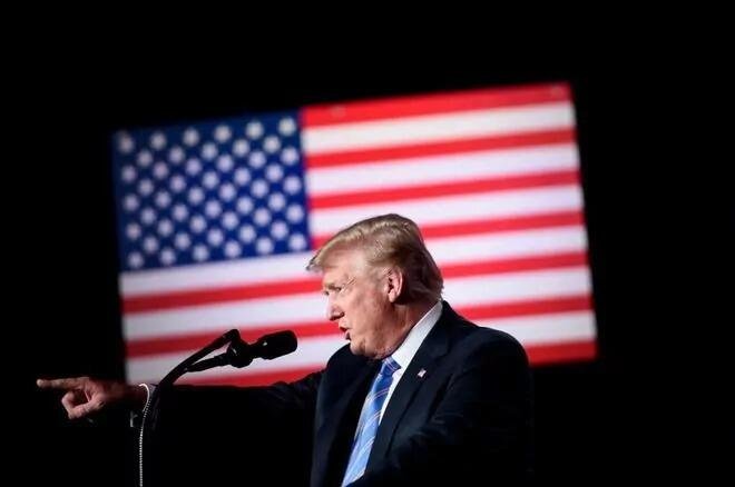 DONALD TRUMP EVALÚA POSIBLES ATAQUES POR TIERRA EN VENEZUELA Y COLOMBIA