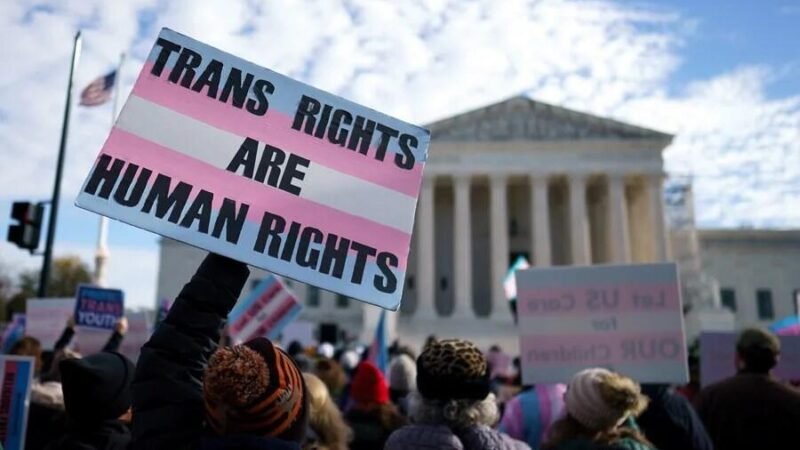 EU BUSCA RESTRINGIR LA ATENCIÓN MÉDICA ESPECÍFICA PARA MENORES TRANSGÉNERO