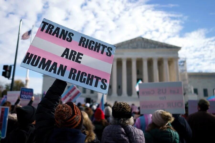 EU BUSCA RESTRINGIR LA ATENCIÓN MÉDICA ESPECÍFICA PARA MENORES TRANSGÉNERO