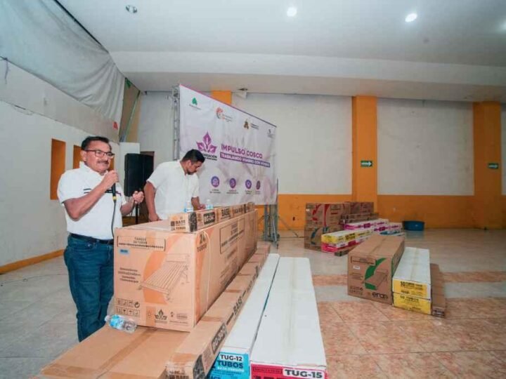 ENTREGA ALCALDE DE COSCOMATEPEC CALENTADORES SOLARES