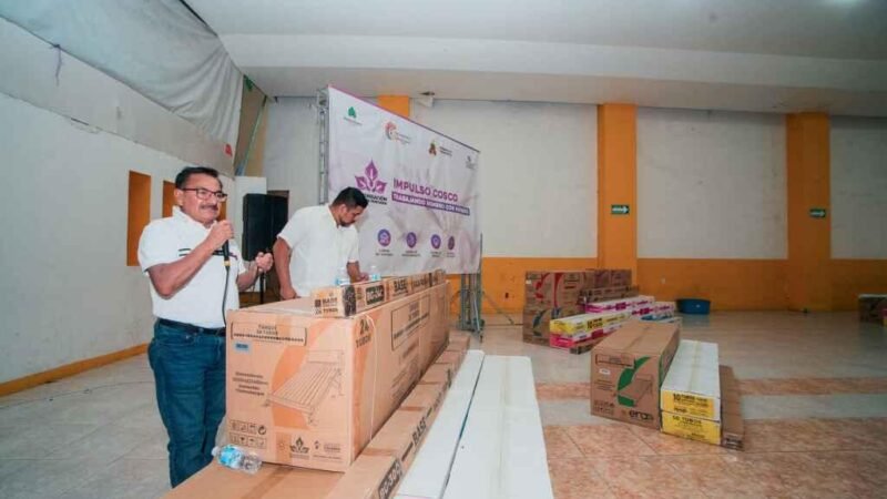 ENTREGA ALCALDE DE COSCOMATEPEC CALENTADORES SOLARES