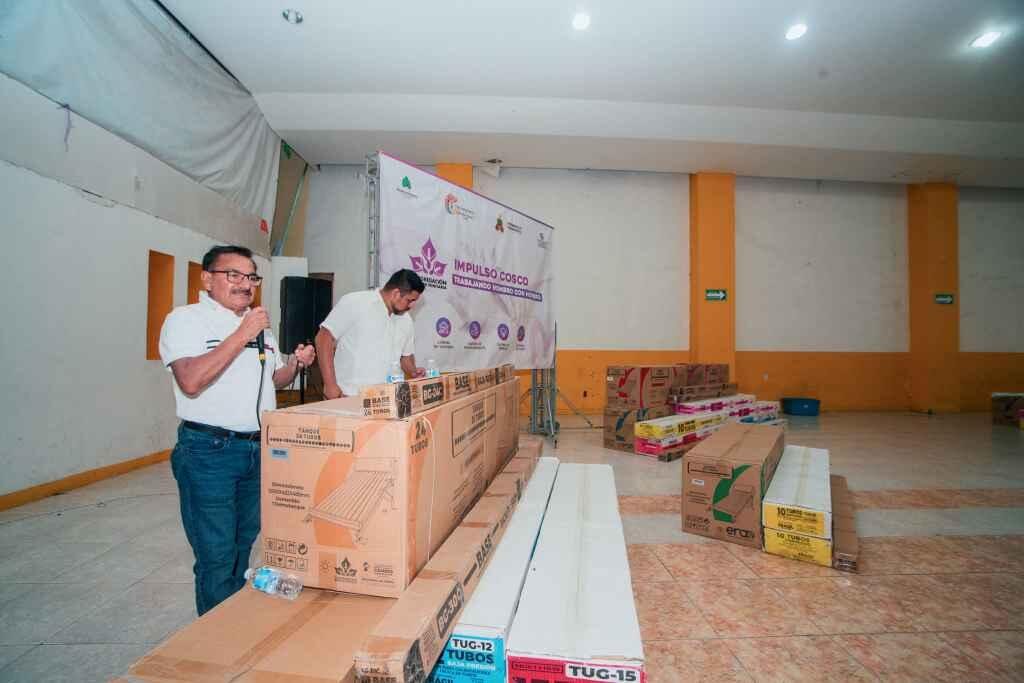 ENTREGA ALCALDE DE COSCOMATEPEC CALENTADORES SOLARES