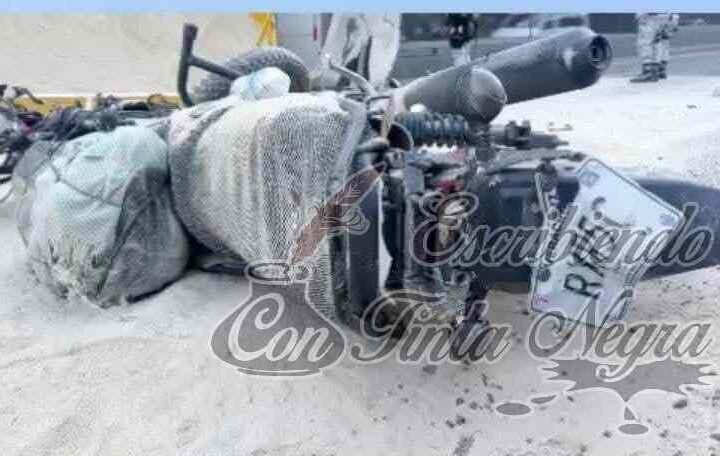 VUELCA TRÁILER E IMPACTA A MOTOCICLISTAS; UNA MUJER MURIÓ