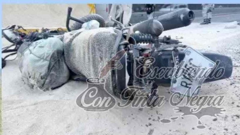VUELCA TRÁILER E IMPACTA A MOTOCICLISTAS; UNA MUJER MURIÓ