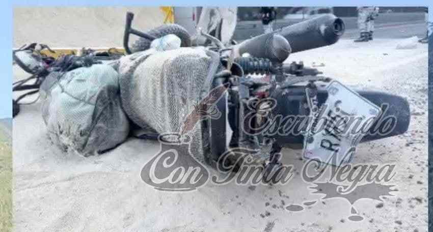 VUELCA TRÁILER E IMPACTA A MOTOCICLISTAS; UNA MUJER MURIÓ