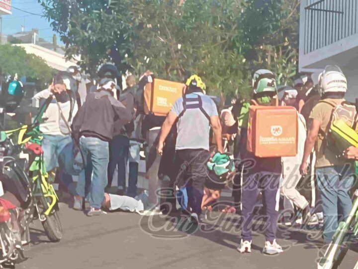 DESCUBREN A ROBA MOTOS, POLICÍA LO LIBERA Y REPARTIDORES LO LINCHAN