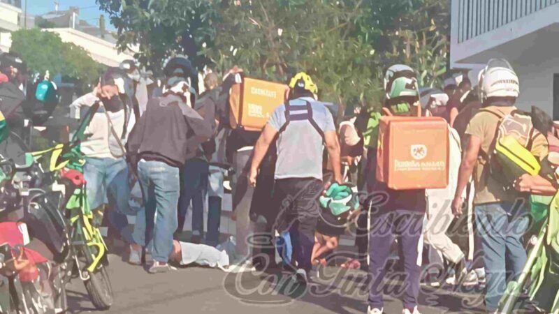DESCUBREN A ROBA MOTOS, POLICÍA LO LIBERA Y REPARTIDORES LO LINCHAN