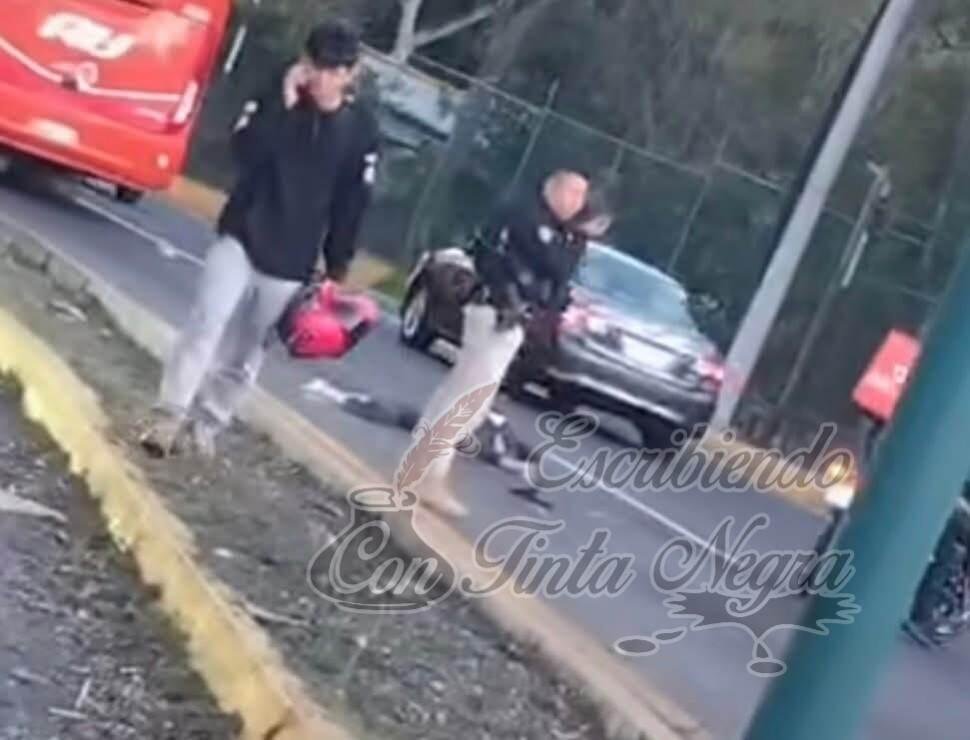 EMBISTE Y MATA AU A MOTOCICLISTA