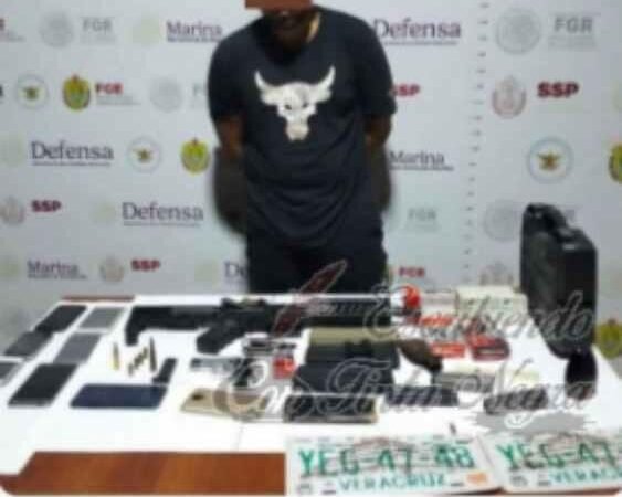 LO DETIENEN CON ARMAS DE FUEGO