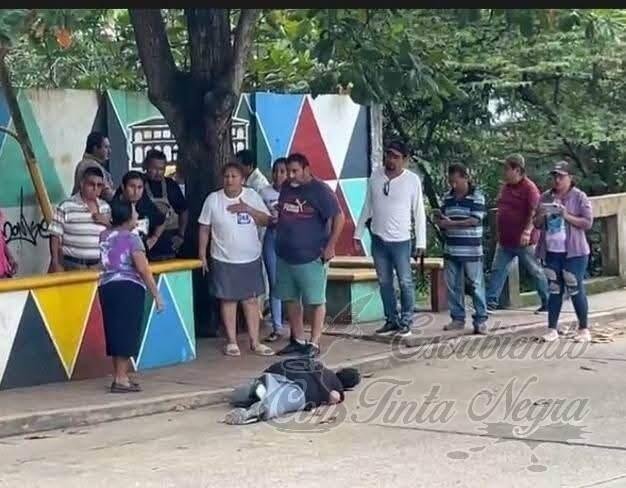 LO MATAN FRENTE A SU MADRE