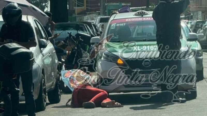 MUJER SE LANZA HACIA TAXI