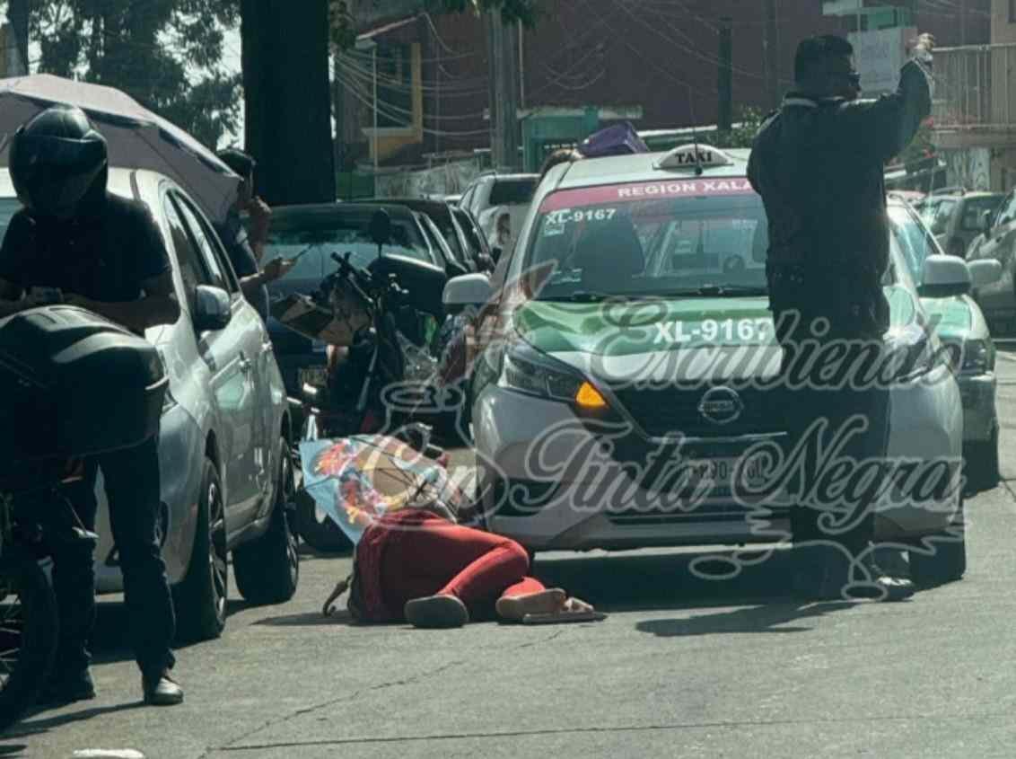 MUJER SE LANZA HACIA TAXI