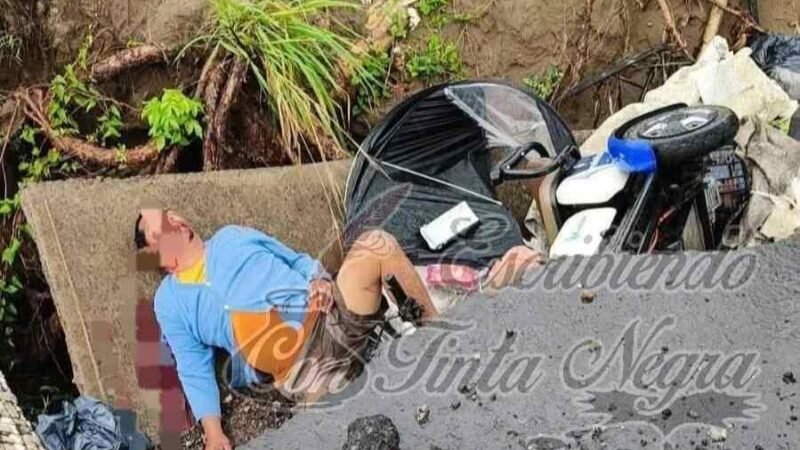 SOCAVÓN “SE TRAGA” A MOTOCICLISTA Y MUERE