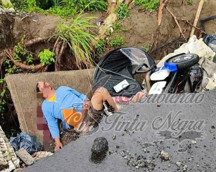 SOCAVÓN “SE TRAGA” A MOTOCICLISTA Y MUERE