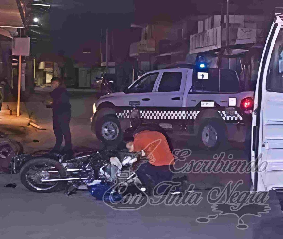 SE ESTRELLAN MOTOCICLISTAS; 5 LESIONADOS, EL SALDO