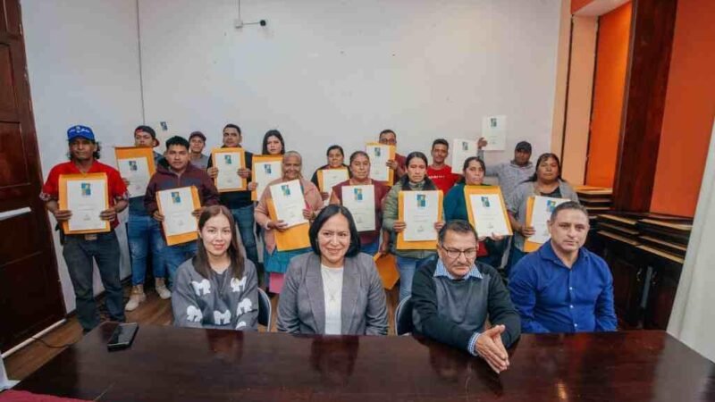 ENTREGAN ESCRITURAS A FAMILIAS AFECTADAS POR DESASTRES NATURALES