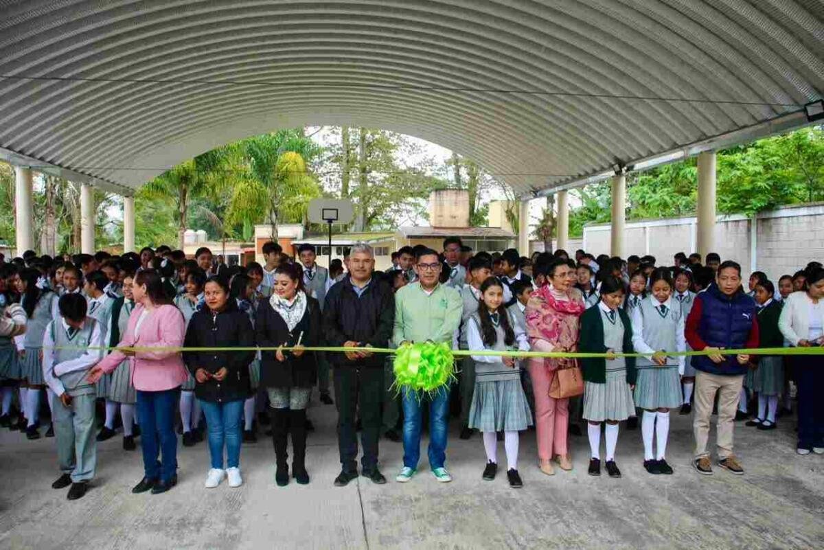INAUGURA ERNESTO RUIZ TECHADO EN TELESECUNDARIA