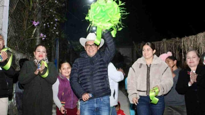 ESTRENA CALAQUIOCO ALUMBRADO PÚBLICO