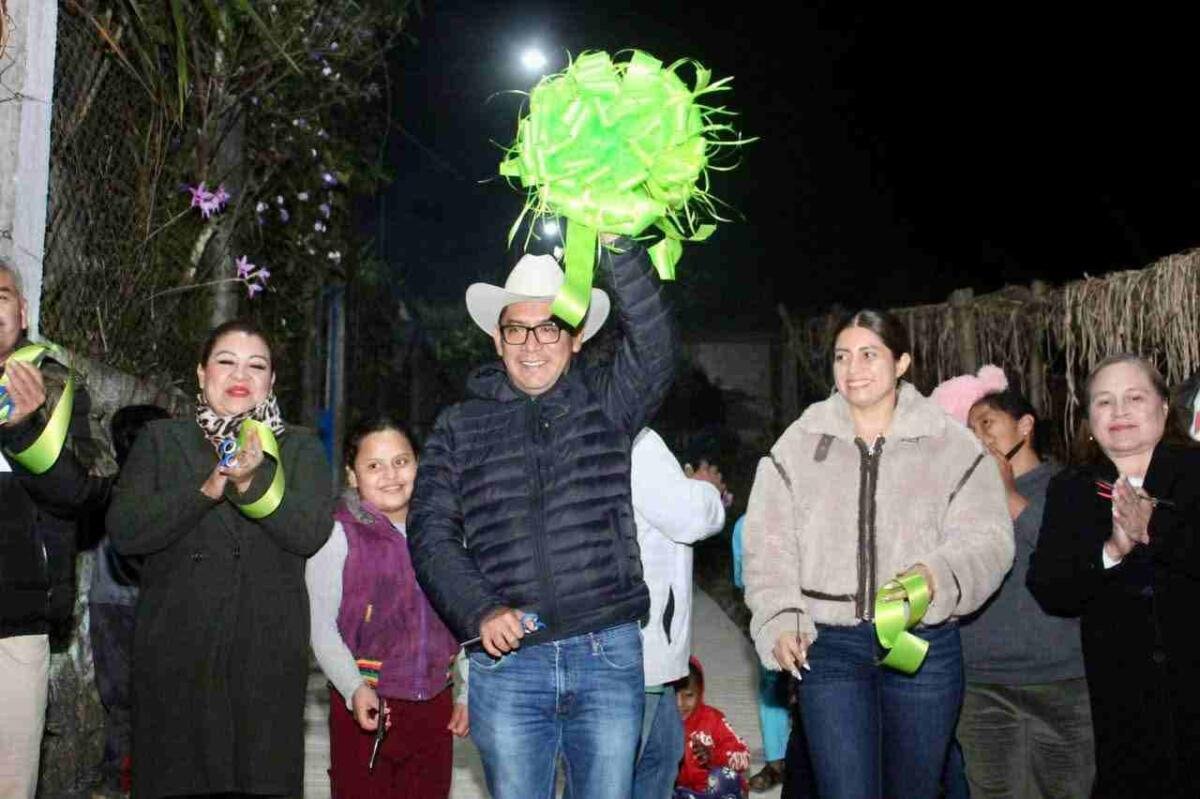 ESTRENA CALAQUIOCO ALUMBRADO PÚBLICO