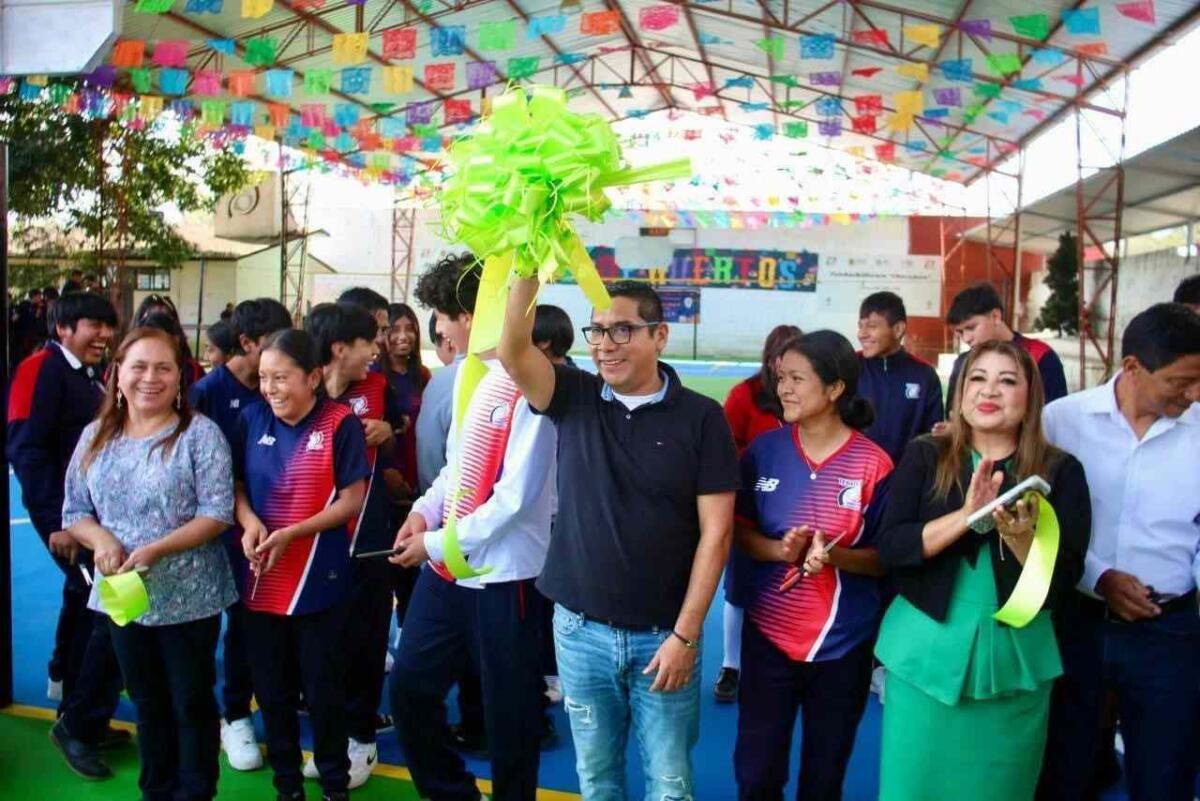 INAUGURA ERNESTO RUIZ CANCHA DEPORTIVA