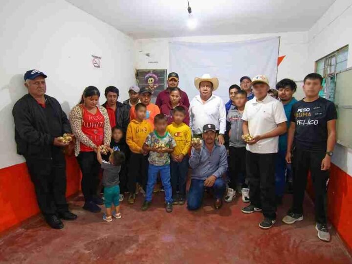 ENTREGA ARMANDO MUÑOZ ENTREGA APOYOS A DANZANTES