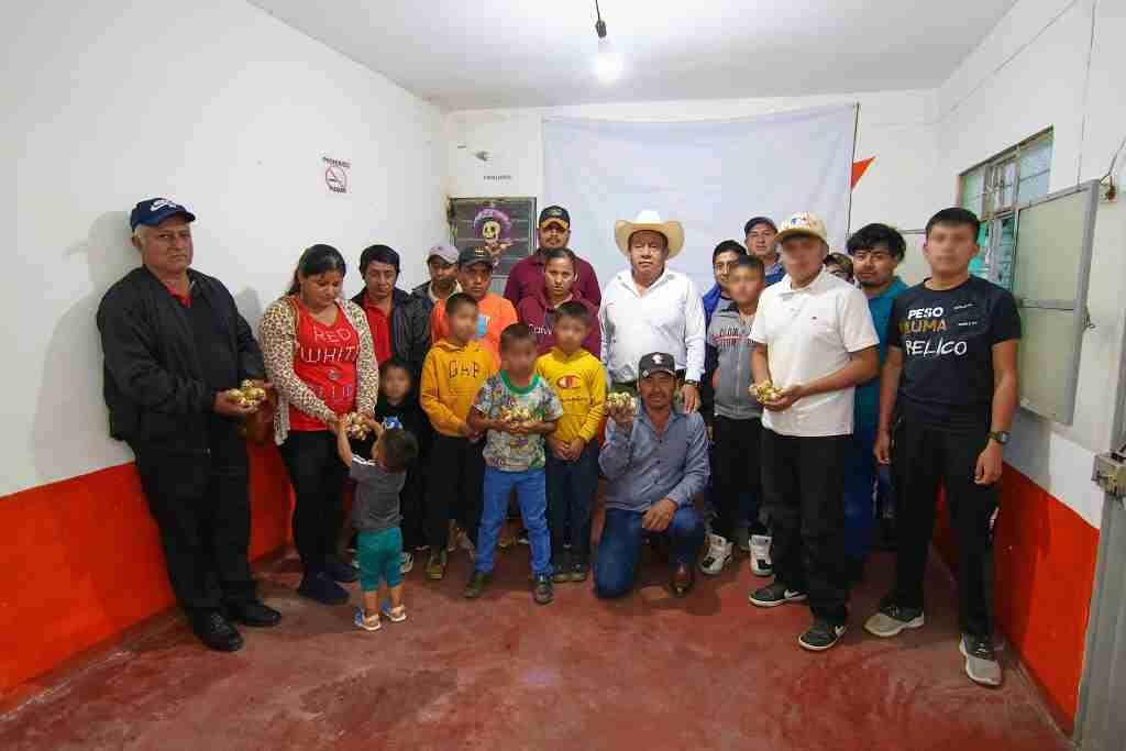 ENTREGA ARMANDO MUÑOZ ENTREGA APOYOS A DANZANTES