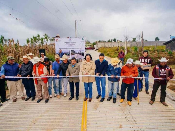 INAUGURA ALCALDE CARRETERA HUILOTLA-EL OLVIDO