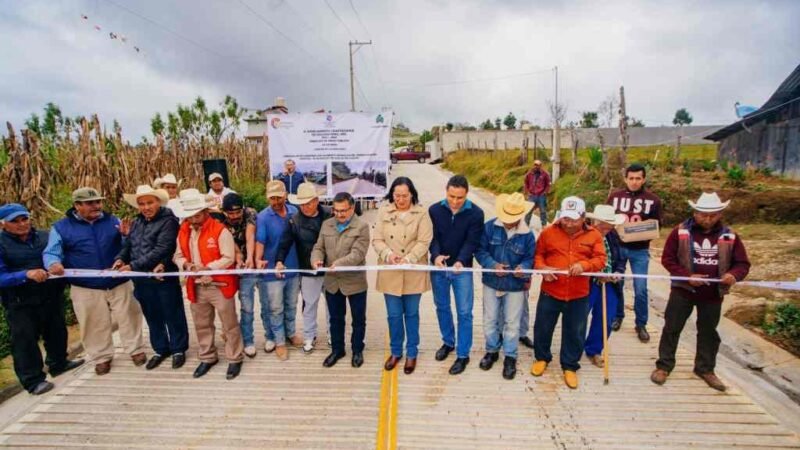 INAUGURA ALCALDE CARRETERA HUILOTLA-EL OLVIDO