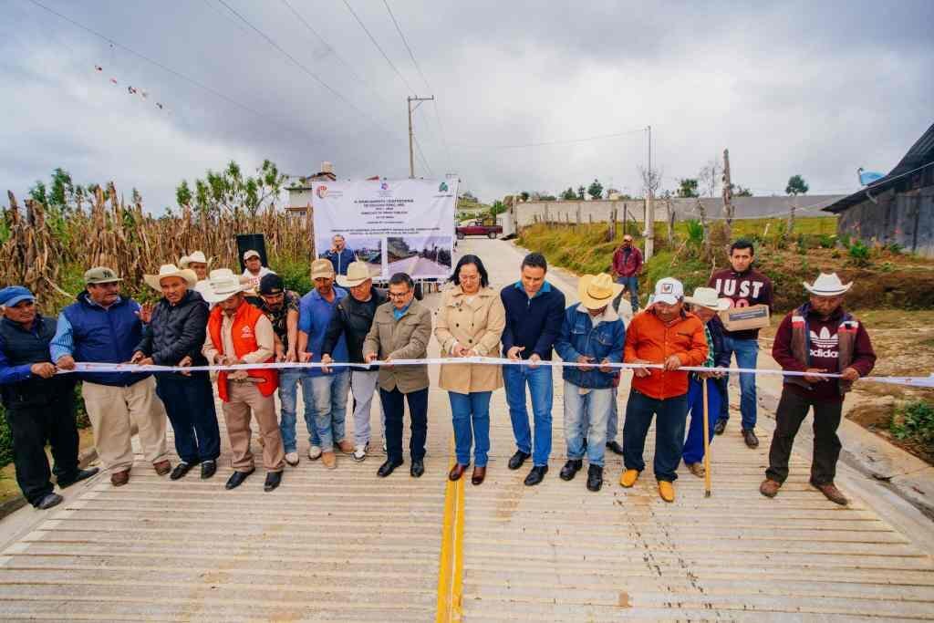INAUGURA ALCALDE CARRETERA HUILOTLA-EL OLVIDO