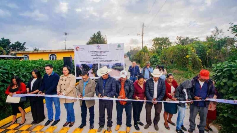 INAUGURA ALCALDE CAMINO XOCOTLA-HUILOTLA