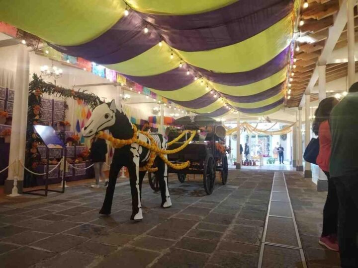 UN ÉXITO, EXHIBICIÓN DE ALTARES EN CASA DE LOS LEONES