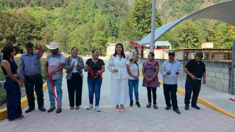 INAUGURA ALCALDESA OBRA EN BARRANCA DEL JAMAPA