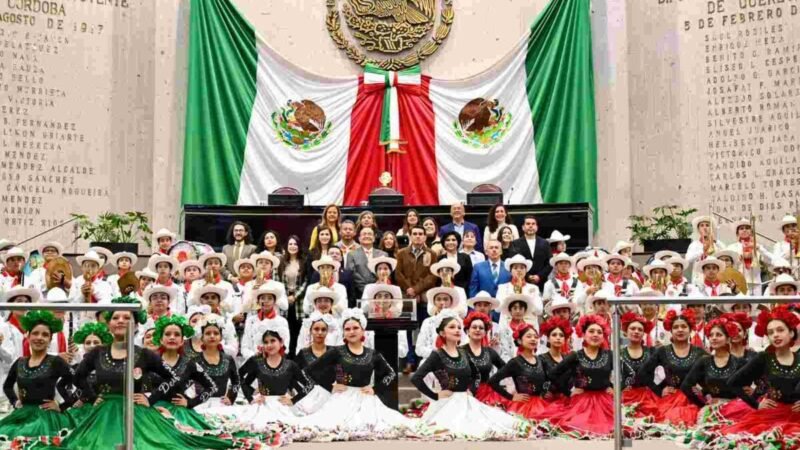 RECONOCEN A DELFINES MARCHING BAND