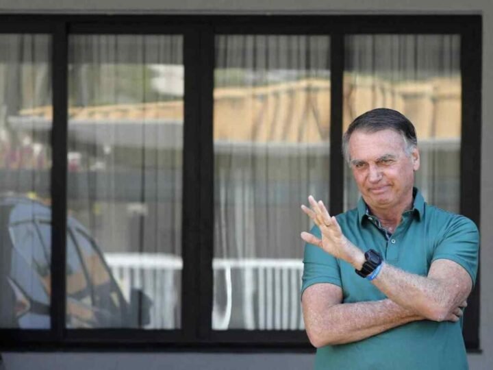 DETIENEN A BOLSONARO, INTENTÓ ROMPER SU TOBILLERA ELECTRÓNICA PARA FUGARSE
