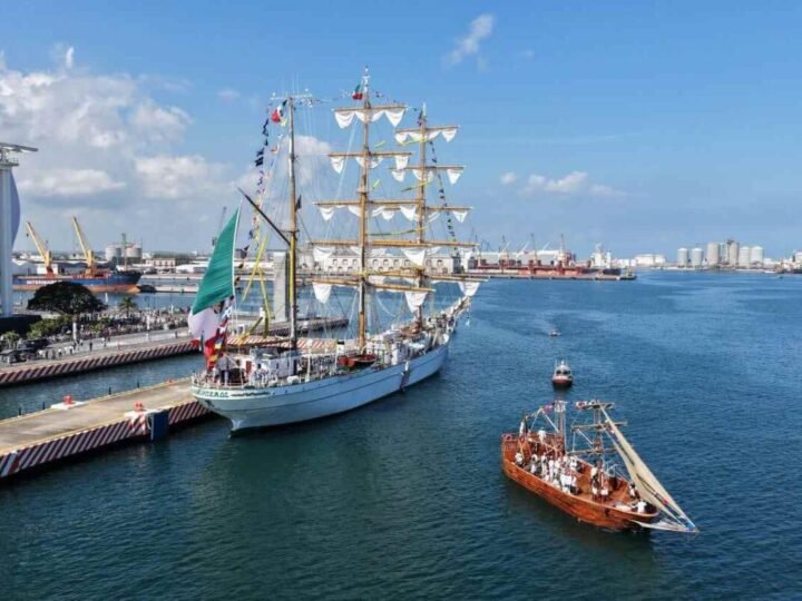 RECIBEN AL CUAUHTÉMOC Y HONRAN A CADETES FALLECIDOS