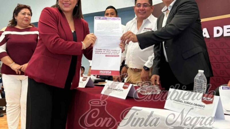 ENTREGAN CONSTANCIA A REGIDORA DE HUATUSCO
